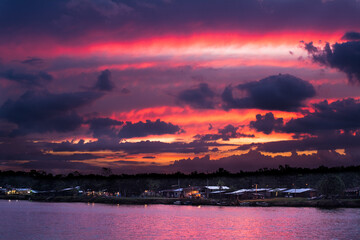 atardecer rojo en colombia