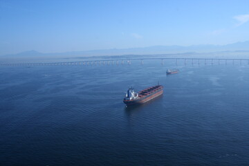Obraz premium oil ship at guanabara bay