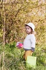 portrait d'une enfant fille de deux ans en extérieur