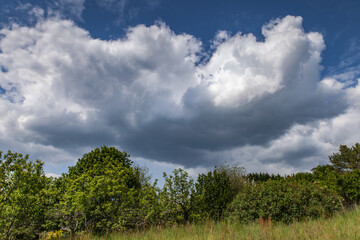 Fototapeta premium Allassac (Corrèze, France) - Vue printanière et ciel nuageux
