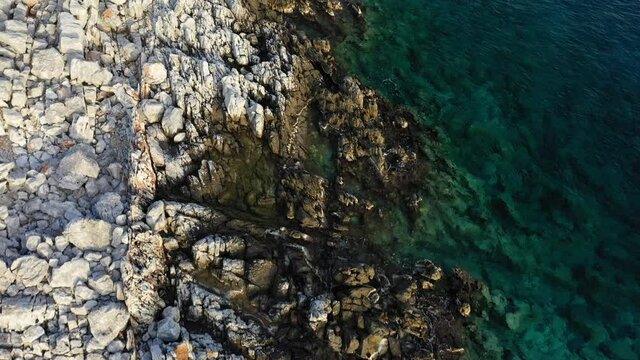 Le bord de plage de Gialia entre Geroliménas et Alika au bord de la mer Méditerranée vers Kalamata, en Laconie, dans le Magne, dans le Péloponnèse, en Grèce, en été.