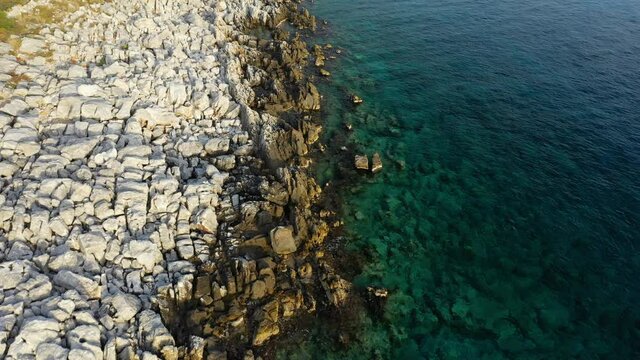 à Gialia entre Geroliménas et Alika au bord de la mer Méditerranée vers Kalamata, en Laconie, dans le Magne, dans le Péloponnèse, en Grèce, en été.