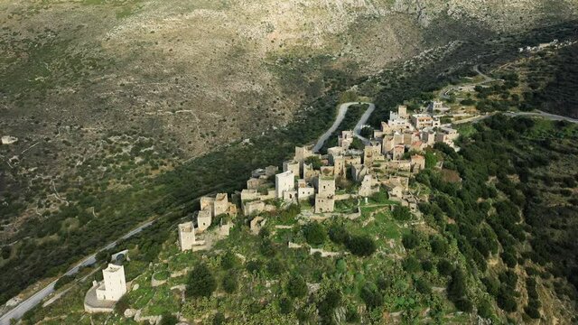 Le village de Vathia domines la route de la cote grecque vers Kalamata, en Laconie, dans le Magne, dans le P&eacute;loponn&egrave;se, en Gr&egrave;ce, en &eacute;t&eacute;.