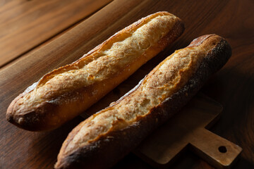 木製ボードに乗ったフランスパン