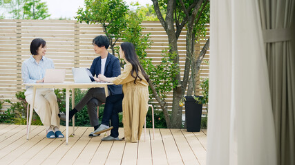 屋外で会議する人々　オープンエアミーティング