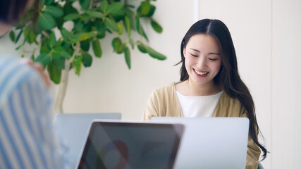 明るい部屋でミーティングする人々