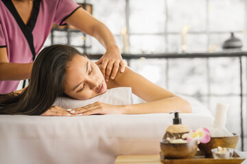 Obraz na płótnie Canvas woman having hand massage treatment by massage therapist in spa