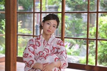 古民家の和室にて微笑む浴衣を着た若く美しい女性	