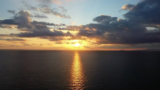 Le coucher de Soleil et des jolis nuages au bord de la mer Méditerranée vers Kalamata, en Laconie, dans le Magne, dans le Péloponnèse, en Grèce, en été.