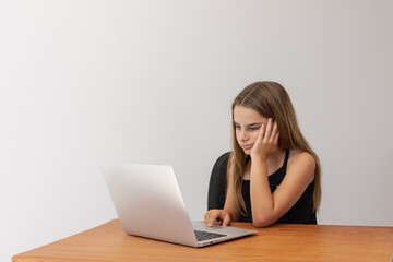 Criança estudando on line em casa