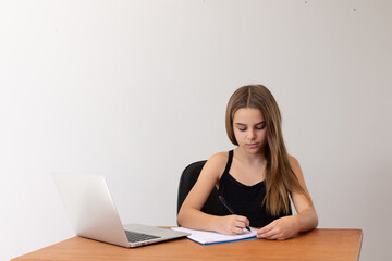 Criança estudando on line em casa