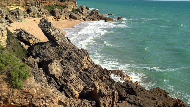 Olas del mar rompiendo contra rocas y playa en el sur de espa&ntilde;a