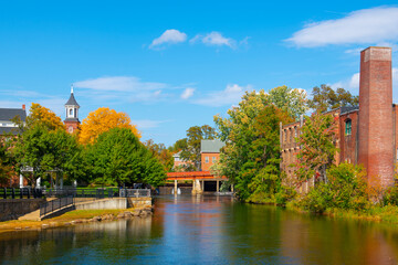 Obraz premium Belknap Mill on Opechee Bay Reservoir at 1 Mill Plaza in city of Laconia, New Hampshire NH, USA. 