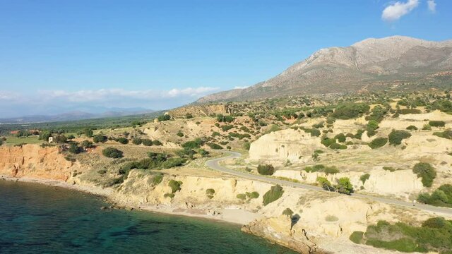 Une route serpente au travers de la campagne grecque vers Nauplie, en Argolide, dans le P&eacute;loponn&egrave;se, en Gr&egrave;ce, en &eacute;t&eacute;.