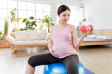 Fototapeta na wymiar Asian pregnant woman workout
