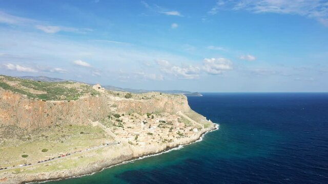 La ville fortifiée de Monemvasia vers Gefira au pied des falaises au bord de la mer Méditerranée vers Gefira, en Laconie, dans le Péloponnèse, en Grèce, en été.