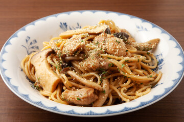 鶏肉とキノコのブラウンソースパスタ