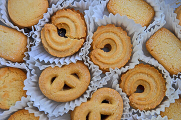 Top view of brown crispy cookies in clean paper sockets