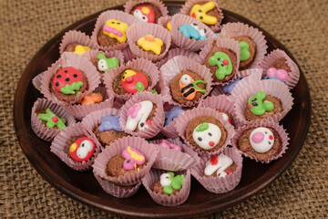 Children are very fond of cookies with sugar topping in the shape of cute characters. This cake is...