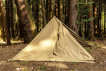 レトロなテント　Typical old fashioned triangular tent  © norikko