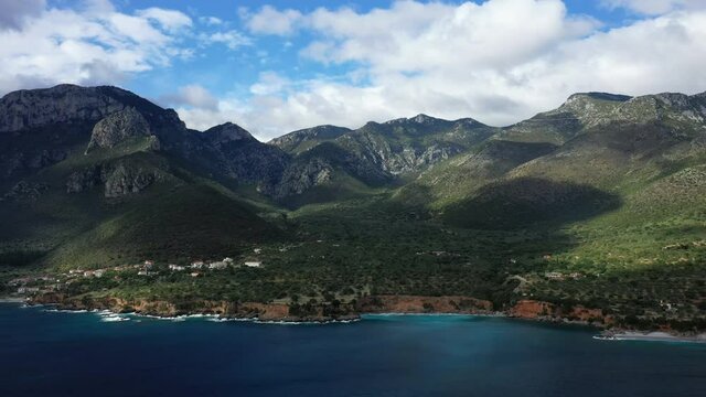 La plage de galets blanc sont domin&eacute;es par les montagnes verdoyantes au bord de la mer M&eacute;diterran&eacute;e vers Monemvasia, en Laconie, dans le P&eacute;loponn&egrave;se, en Gr&egrave;ce, en &eacute;t&eacute;.
