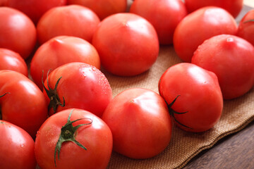 瑞々しいたくさんトマト