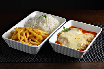 Parmegiana com arroz e fritas