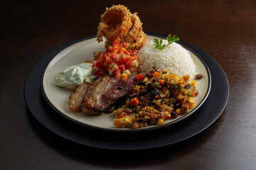 Picanha grelhada com anéis de cebola empanados