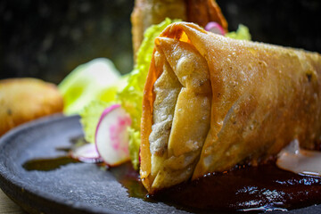 Chivichanga o chimichanga burrito frito de tortilla de harina popular en el norte de México