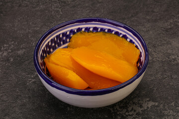 Sweet mango slices in syrop