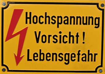 Hochspannung Vorsicht Lebensgefahr Schild