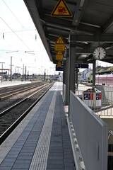 Bahnsteig am Hauptbahnhof Schweinfurt ohne Menschen