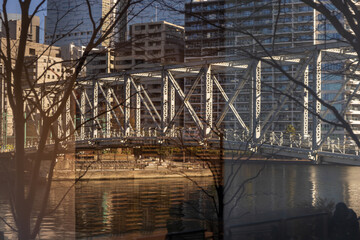 ガラスに映った運河と人道橋、現実と非現実