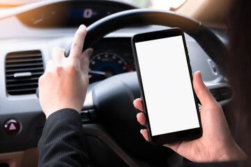 Woman sitting in front of the driver in the car I am using a smartphone at a short distance. Drive a car, use it for directions, and use an applicatio to make a call to tell a friend that she is picky