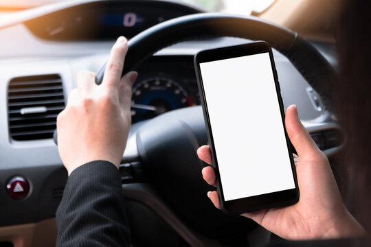 Woman sitting in front of the driver in the car I am using a smartphone at a short distance. Drive a car, use it for directions, and use an applicatio to make a call to tell a friend that she is picky