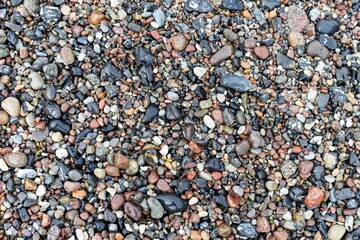 Kieselstein-Textur aus der Ostsee -  kleine mehrfarbige Kieselsteinchen. 