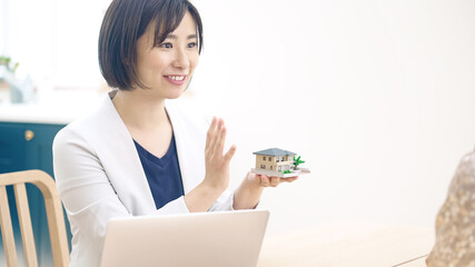 カップルと面談する女性　ハウスメーカー　設計士