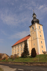 Fototapeta na wymiar Imposante Dorfkirche St. Marien im südthüringischen Eishausen bei Hildburghausen