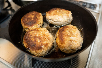 フライパンで焼いてるハンバーグ