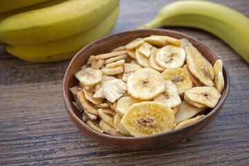 rondelles de bananes séchées dans un plat