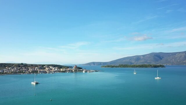 La ville de Kilada et quelques bateaux au bord de la mer M&eacute;diterran&eacute;e vers Nauplie, en Argolide, dans le P&eacute;loponn&egrave;se, en Gr&egrave;ce, en &eacute;t&eacute;.