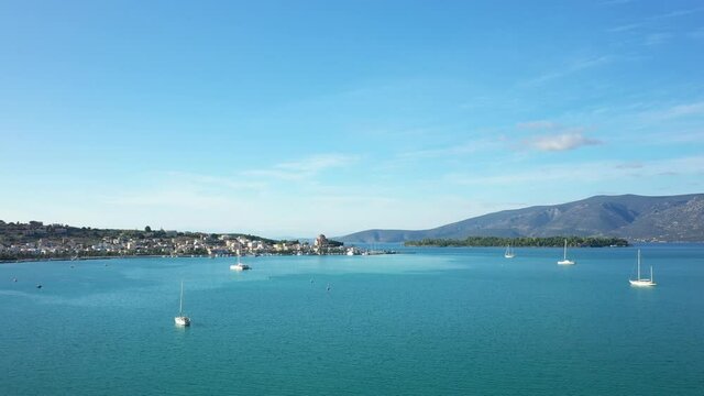 La baie remplie de bateaux devant la ville de Kilada au bord de la mer M&eacute;diterran&eacute;e vers Nauplie, en Argolide, dans le P&eacute;loponn&egrave;se, en Gr&egrave;ce, en &eacute;t&eacute;.