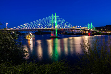 Naklejka premium Tilikum Crossing Bridge across the Willamette river in Portland, Oregon, at dusk