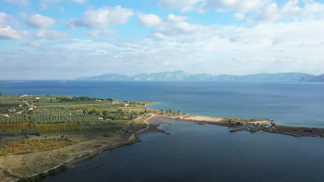 Une retenue d'eau dans la campagne vers Hermione au bord de la mer M&eacute;diterran&eacute;e vers Hermione, en Argolide, dans le P&eacute;loponn&egrave;se, en Gr&egrave;ce, en &eacute;t&eacute;.