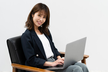 パソコンを使う女性