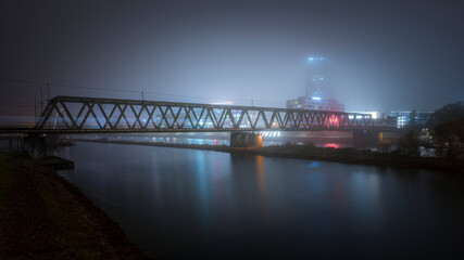 Obraz premium Bridge at night with fog