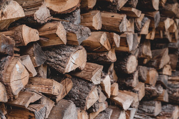 Tas de bois, bûches fendus, coupées pour l'hiver. Bois de chauffage