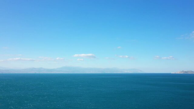 Le golfe de Corinthe et les montagnes verdoyantes au bord de la mer M&eacute;diterran&eacute;e vers Corinthe, en Corinthie, dans le P&eacute;loponn&egrave;se, en Gr&egrave;ce, en &eacute;t&eacute;.
