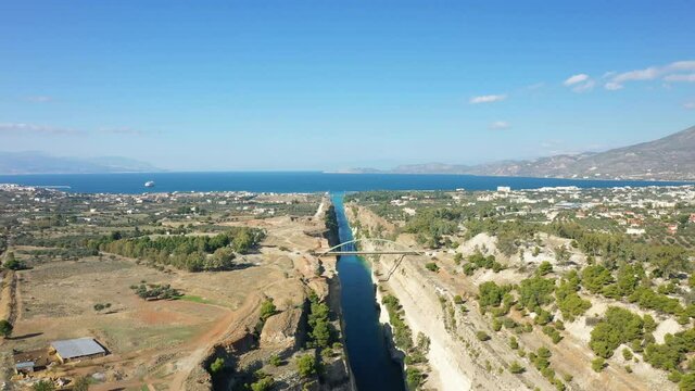 Le pont piéton sur le canal de Corinthe et le golfe de Corinthe vers Corinthe, en Corinthie, dans le Péloponnèse, en Grèce, en été.