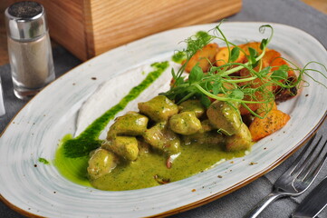 Turkey in pesto sauce with potato slices